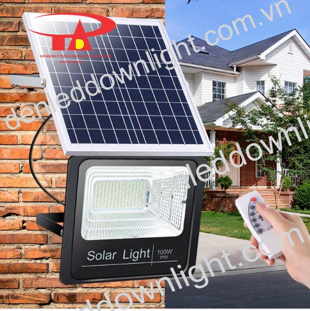 đ&egrave;n pha năng lượng mặt trời 100W điều khiển th&ocirc;ng minh