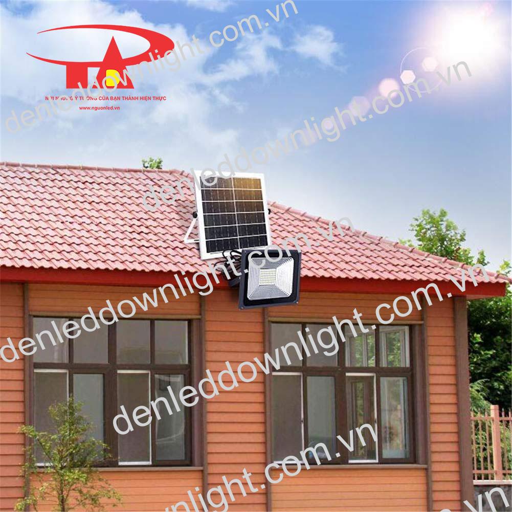 đ&egrave;n pha led năng lượng mặt trời 100W chiếu s&aacute;ng c&ocirc;ng vi&ecirc;n