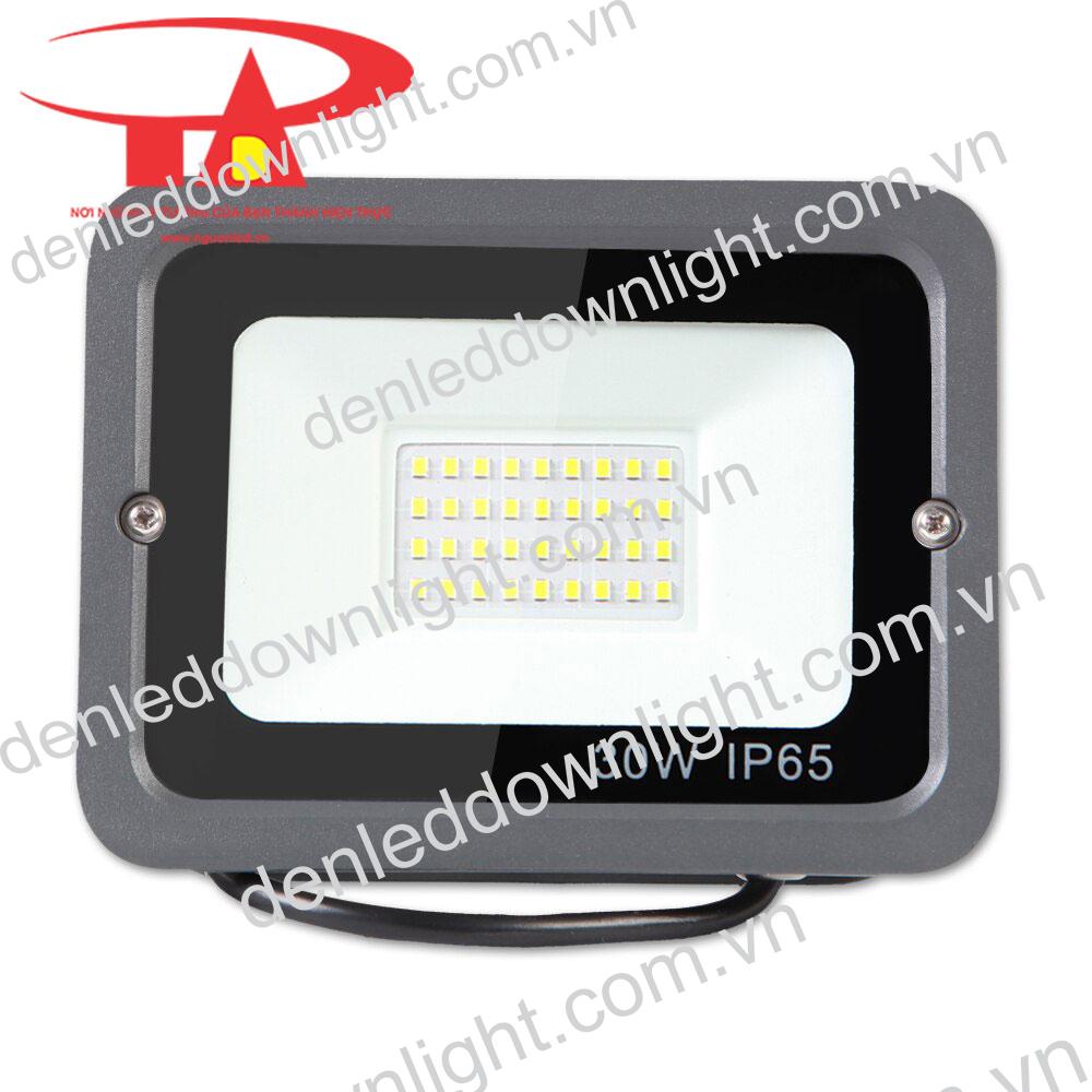 đ&egrave;n pha năng lượng mặt trời 30W gi&aacute; rẻ