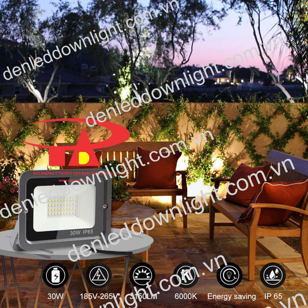 đ&egrave;n pha năng lượng mặt trời 30W cảm biến th&ocirc;ng minh