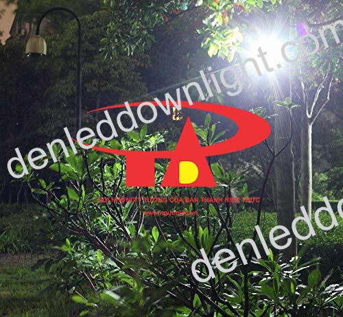 đ&egrave;n pha led năng lượng mặt trời 30W chiếu s&aacute;ng lối đi